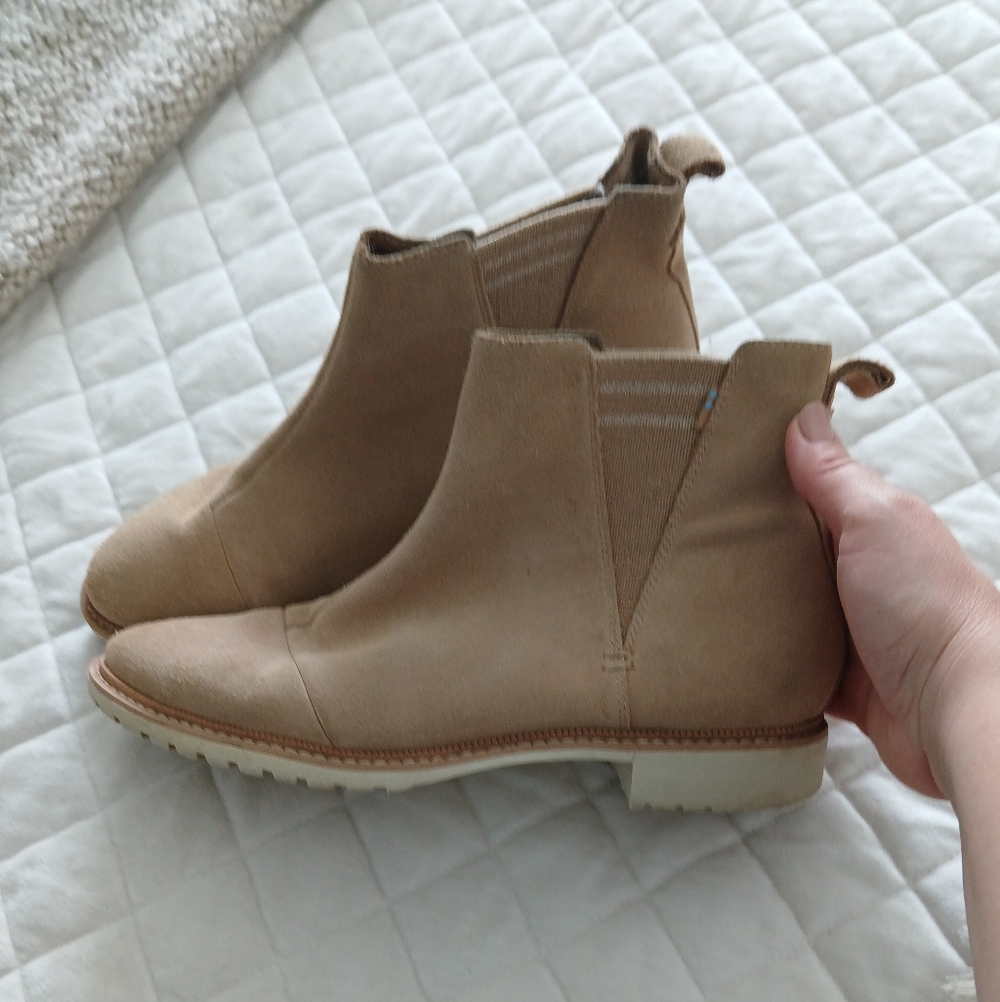 TOMS Neutral Chelsea Booties - Beige Suede